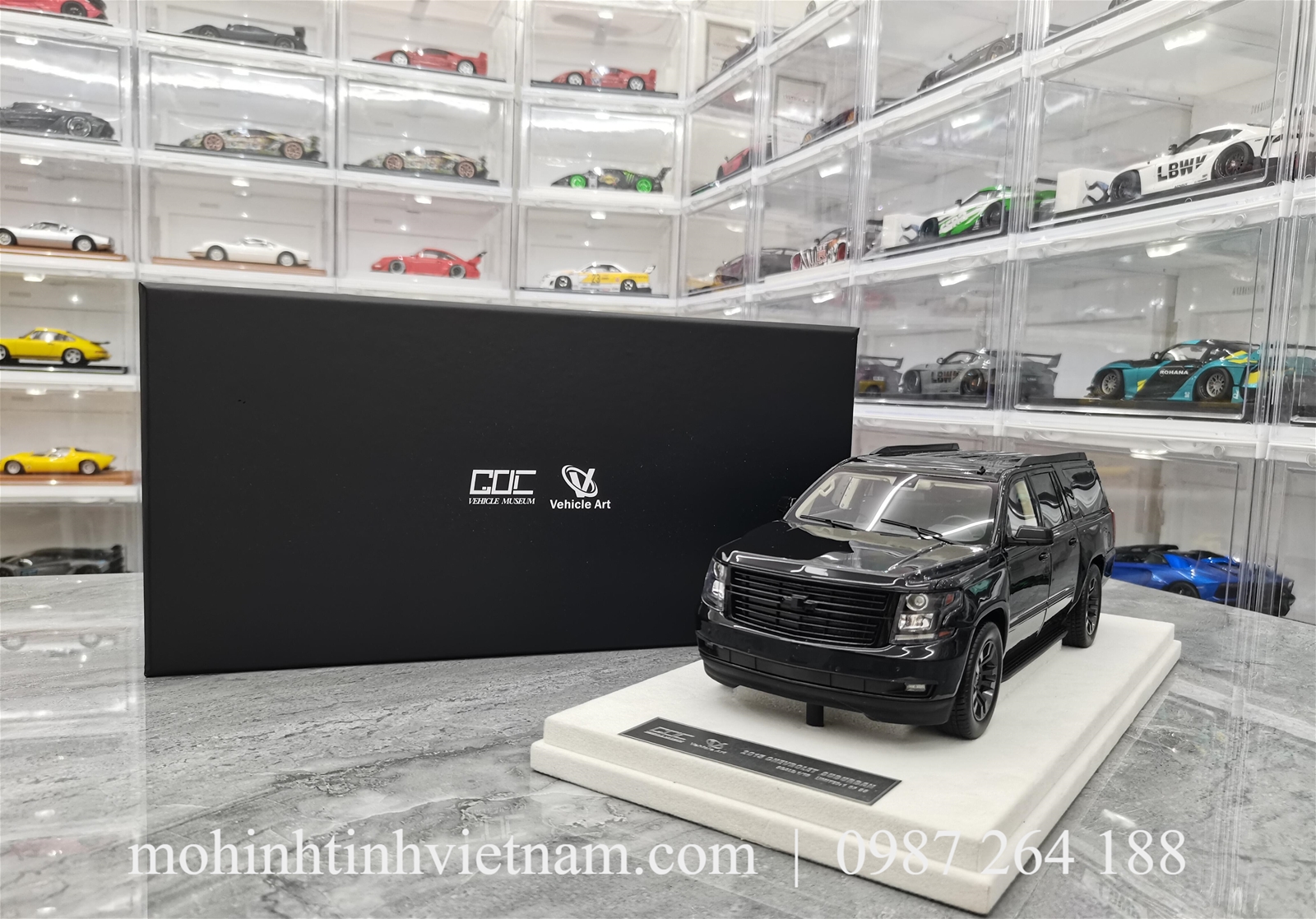 MÔ HÌNH Ô TÔ CHEVROLET SUBURBAN 2015 (LAZANG ĐEN) 1:18 GOC