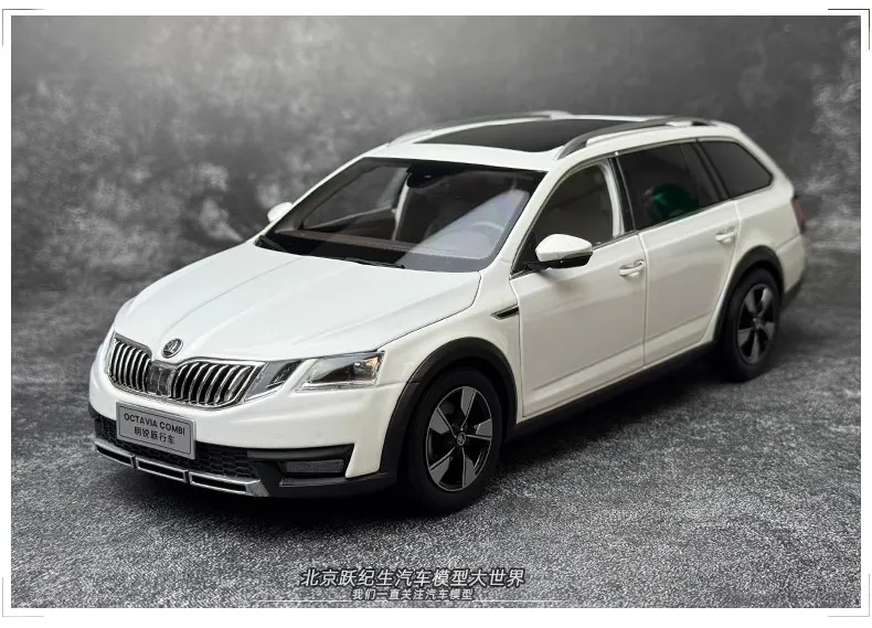 MÔ HÌNH Ô TÔ SKODA OCTAVIA COMBI (TRẮNG) 1:18 DEALER