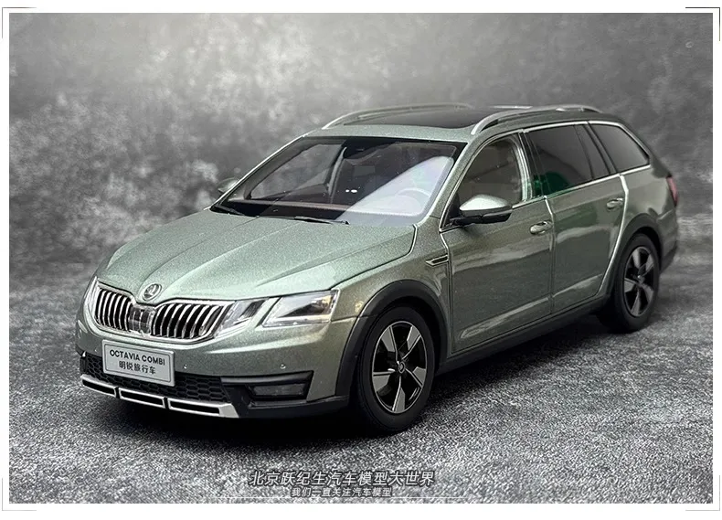 MÔ HÌNH Ô TÔ SKODA OCTAVIA COMBI (XANH) 1:18 DEALER