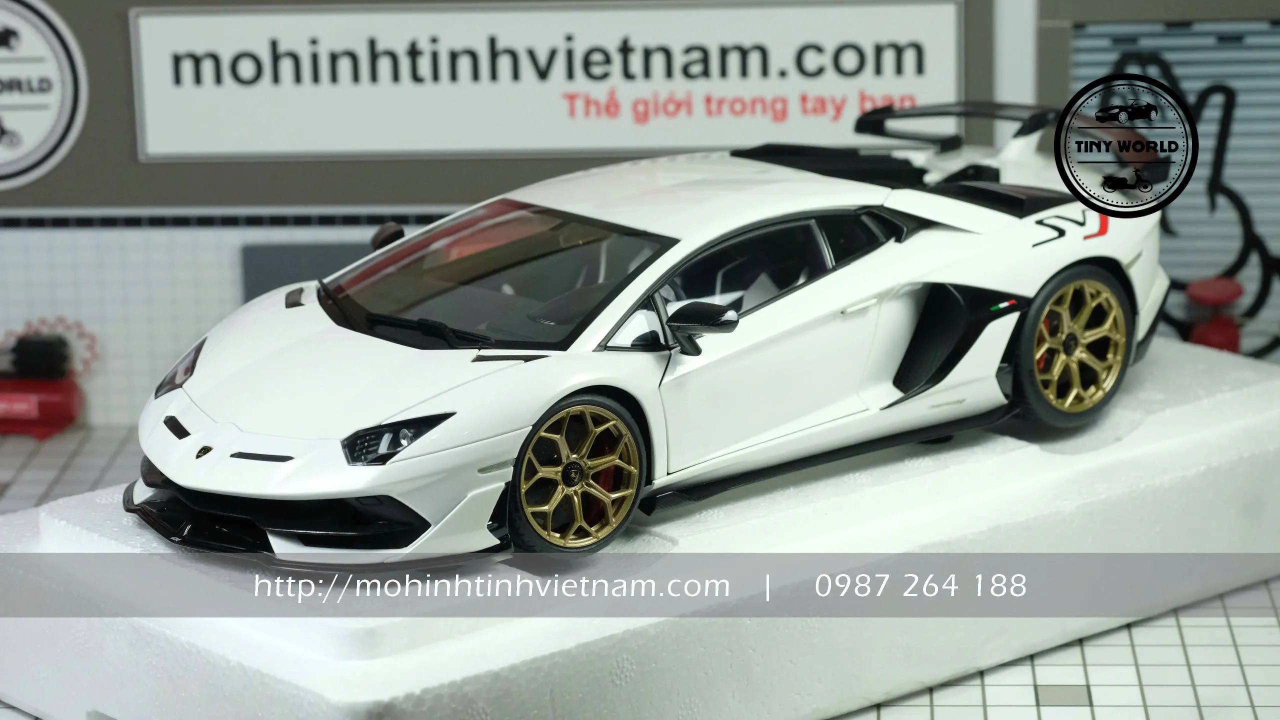 MÔ HÌNH Ô TÔ LAMBORGHINI AVENTADOR SVJ (TRẮNG) 1:18 AUTOART