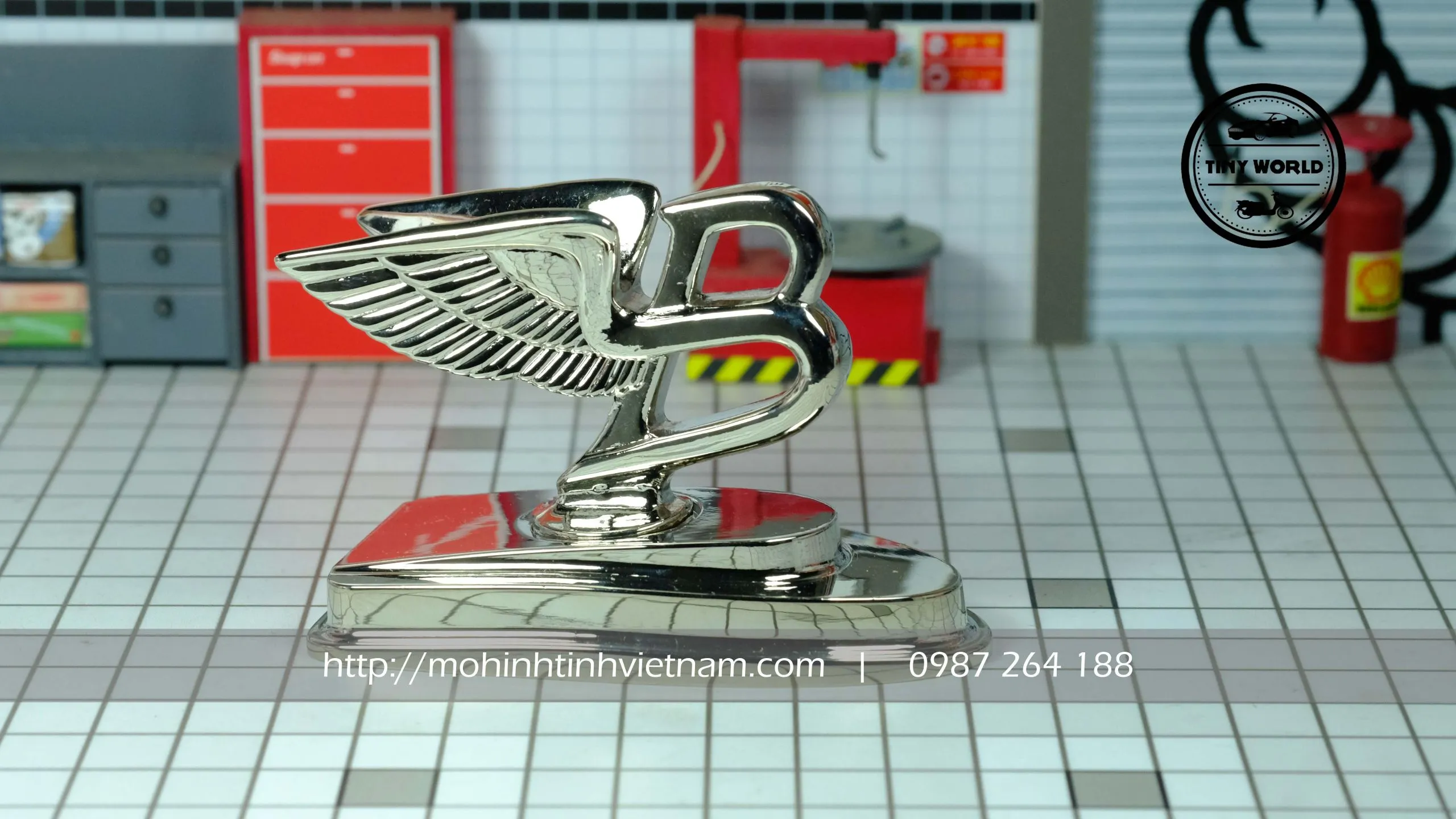 MÔ HÌNH LOGO BENTLEY (BẠC) 1:1