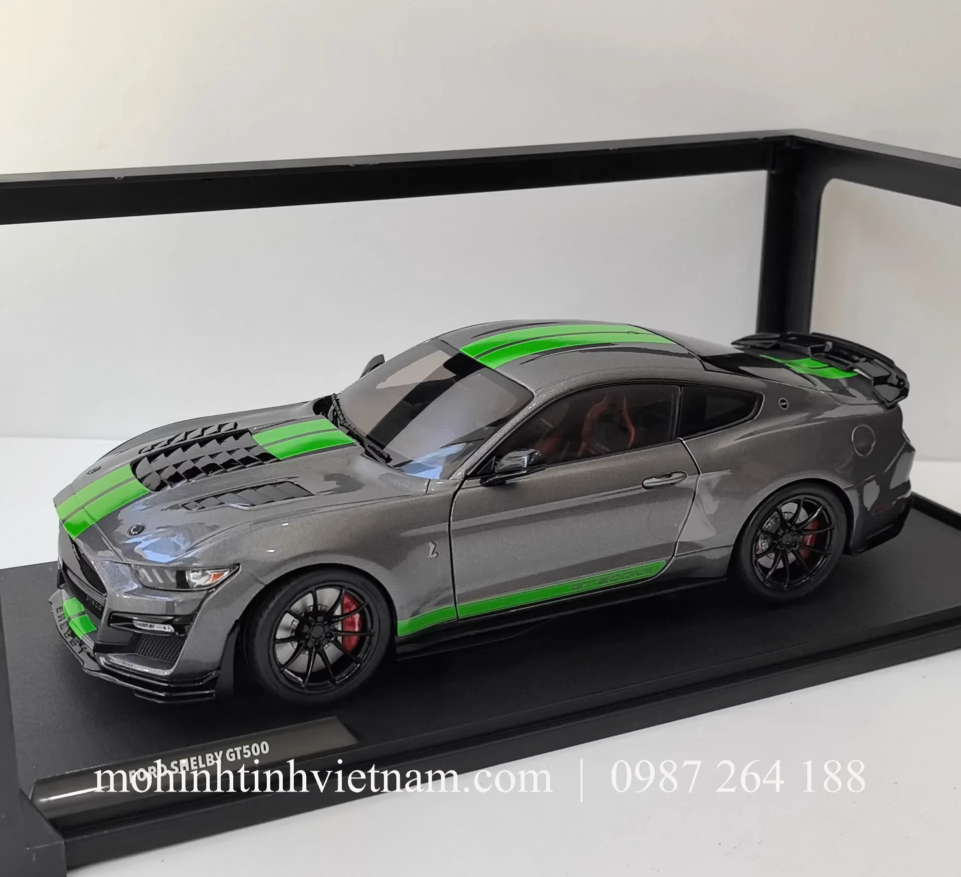 MÔ HÌNH Ô TÔ FORD SHELBY GT500 (XÁM) 1:18 SOLIDO