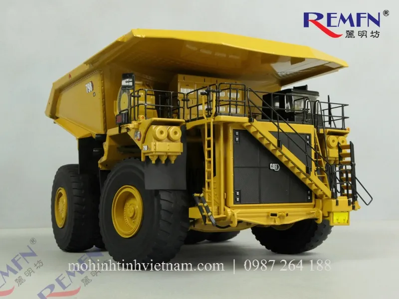 MÔ HÌNH XE BEN CATERPILLAR 798AC (VÀNG) 1:50 DIECAST MASTERS