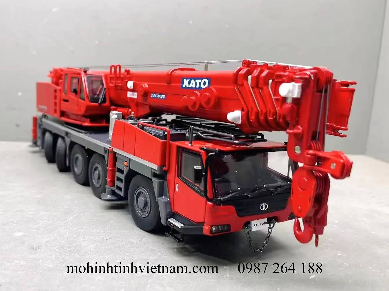 MÔ HÌNH XE CẨU KATO KA-1300R (ĐỎ) 1:50 SCALE MODEL