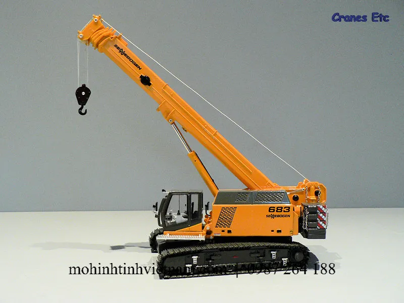 MÔ HÌNH XE CẨU BÁNH XÍCH SENNEBOGEN 683 (VÀNG) 1:50 ROS