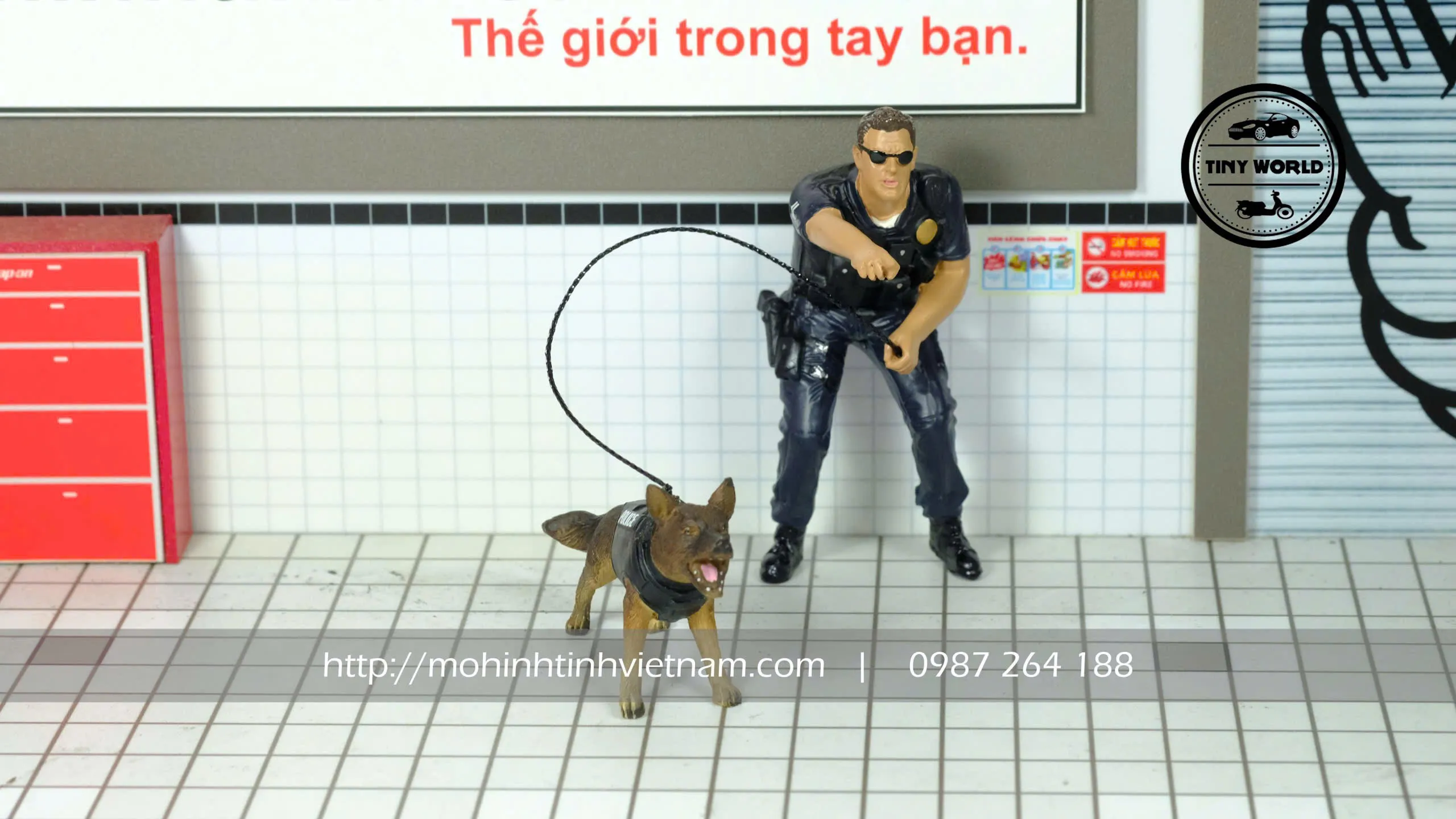 MÔ HÌNH FIGURE CẢNH SÁT VÀ CHÓ NGHIỆP VỤ (ĐEN) 1:18 AMERICAN DIORAMA