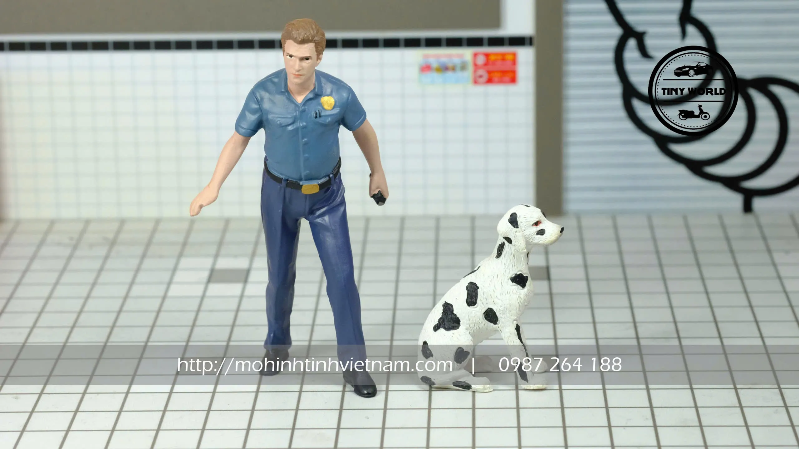 MÔ HÌNH FIGURE CẢNH SÁT VÀ CHÓ ĐỐM (XANH) 1:18 AMERICAN DIORAMA