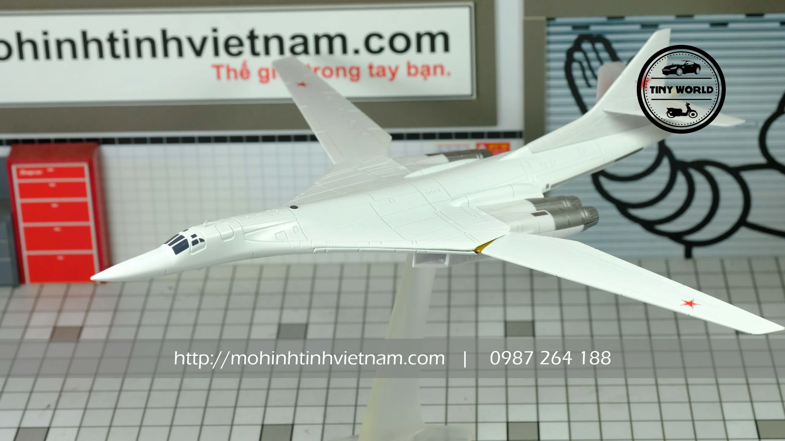 MÔ HÌNH MÁY BAY NÉM BOM TU-160 (TRẮNG) 1:200 AMER