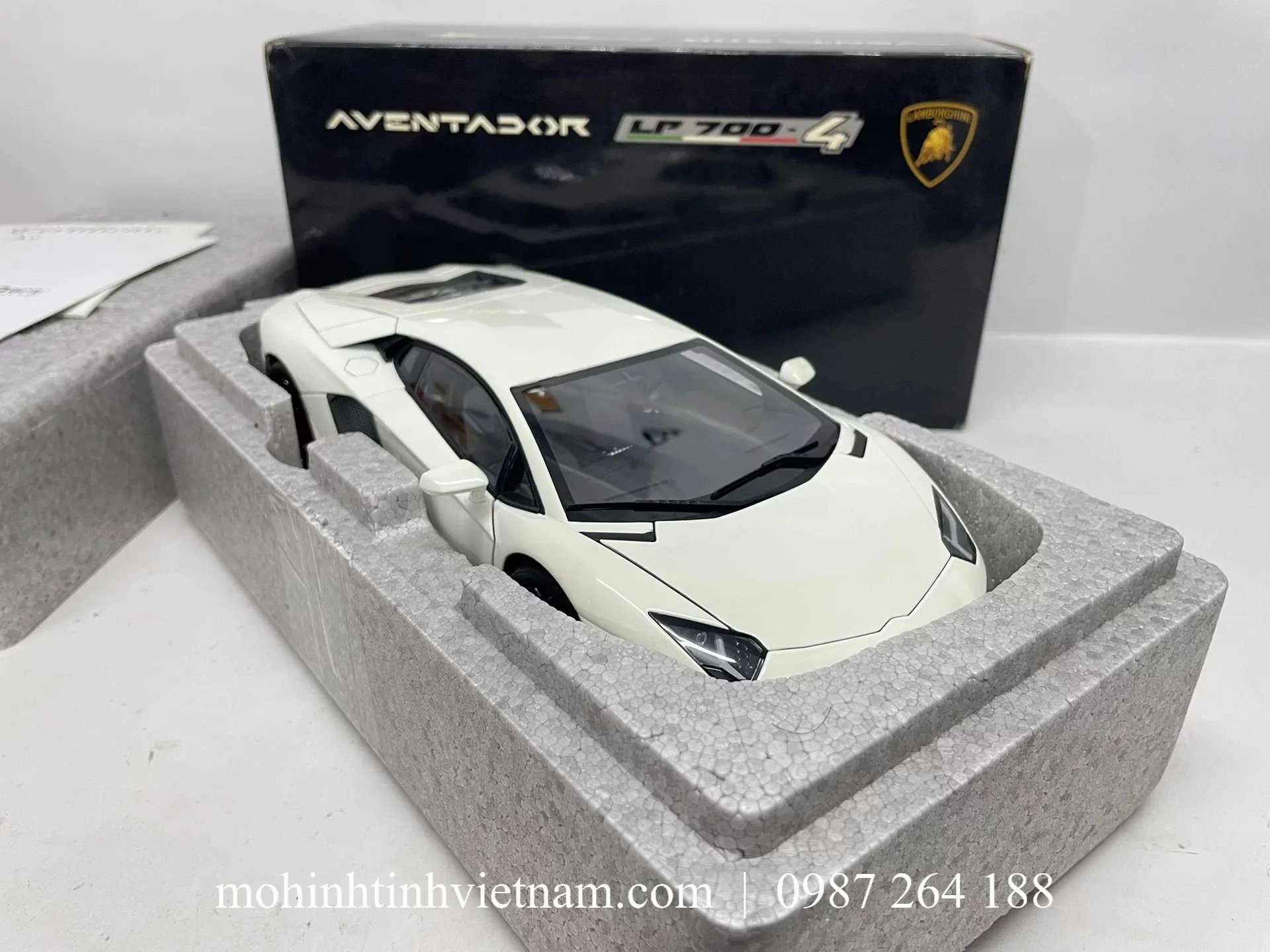 MÔ HÌNH Ô TÔ LAMBORGHINI AVENTADOR LP700-4 (TRẮNG) 1:18 AUTOART