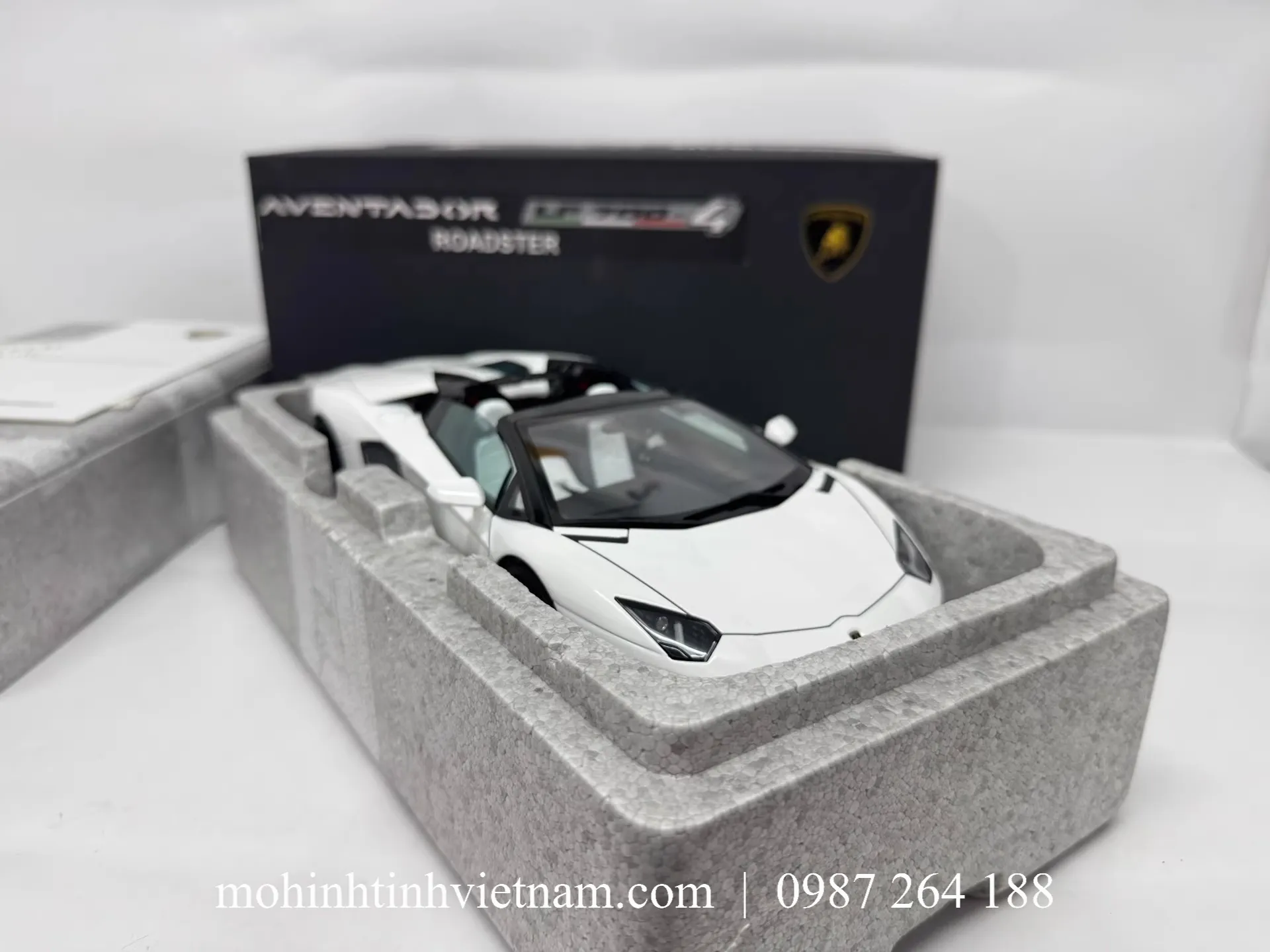 MÔ HÌNH Ô TÔ LAMBORGHINI AVENTADOR LP700-4 ROADSTER (TRẮNG) 1:18 AUTOART