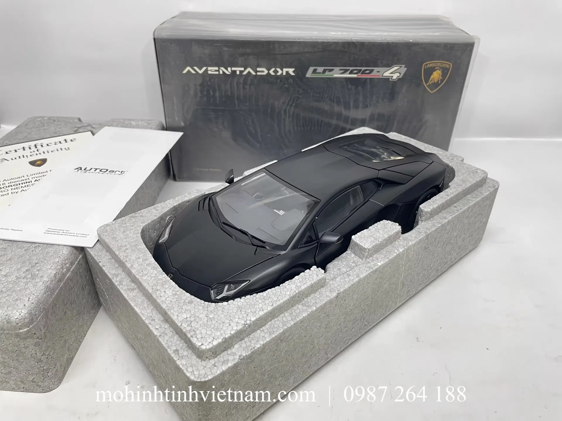 MÔ HÌNH Ô TÔ LAMBORGHINI AVENTADOR LP700-4 (ĐEN) 1:18 AUTOART