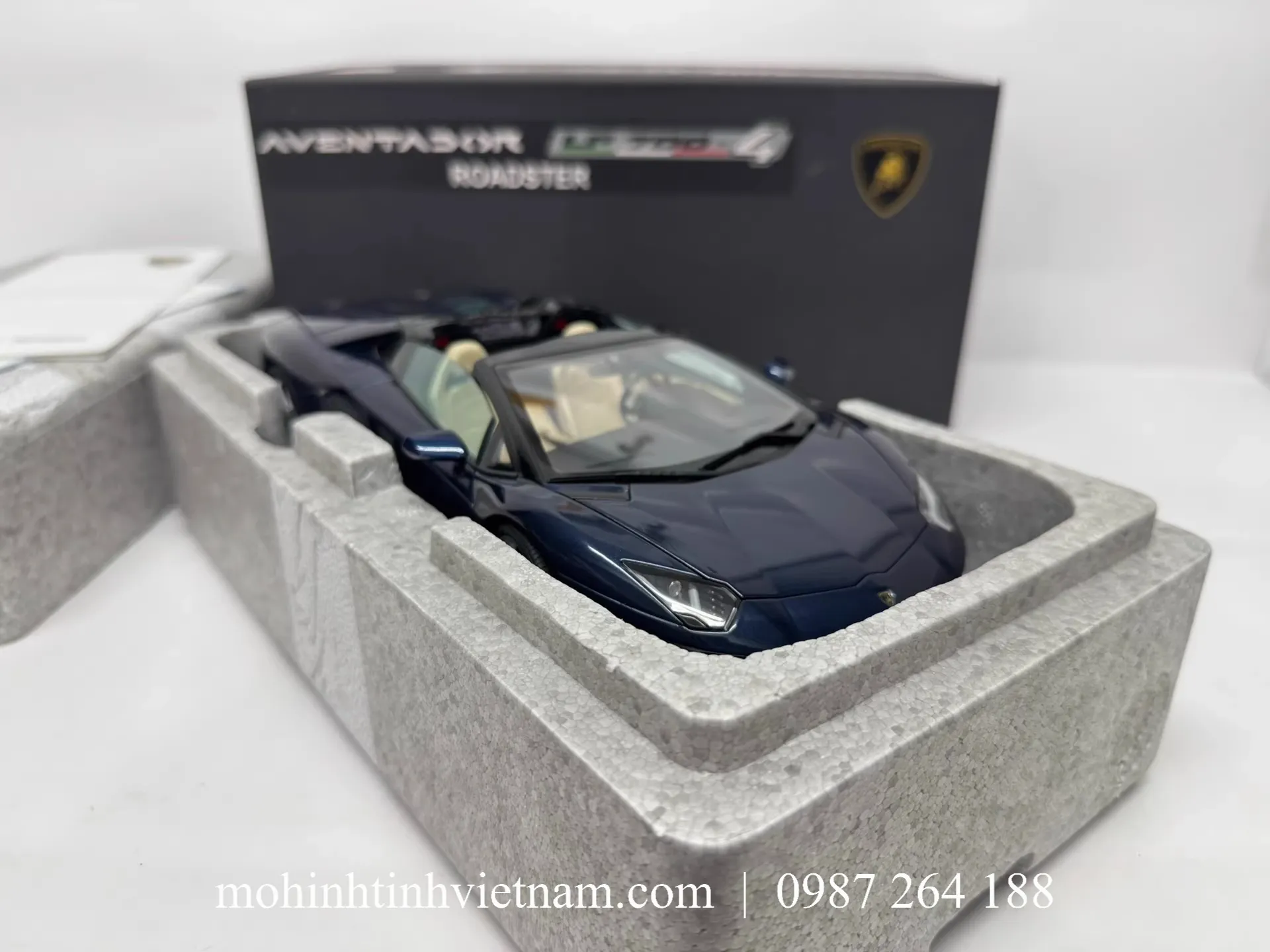 MÔ HÌNH Ô TÔ LAMBORGHINI AVENTADOR LP700-4 ROADSTER (XANH) 1:18 AUTOART