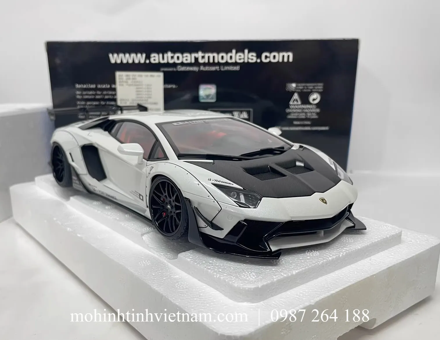 MÔ HÌNH Ô TÔ LAMBORGHINI AVENTADOR LIBERTY WALK LB-WORKS (TRẮNG) 1:18 AUTOART