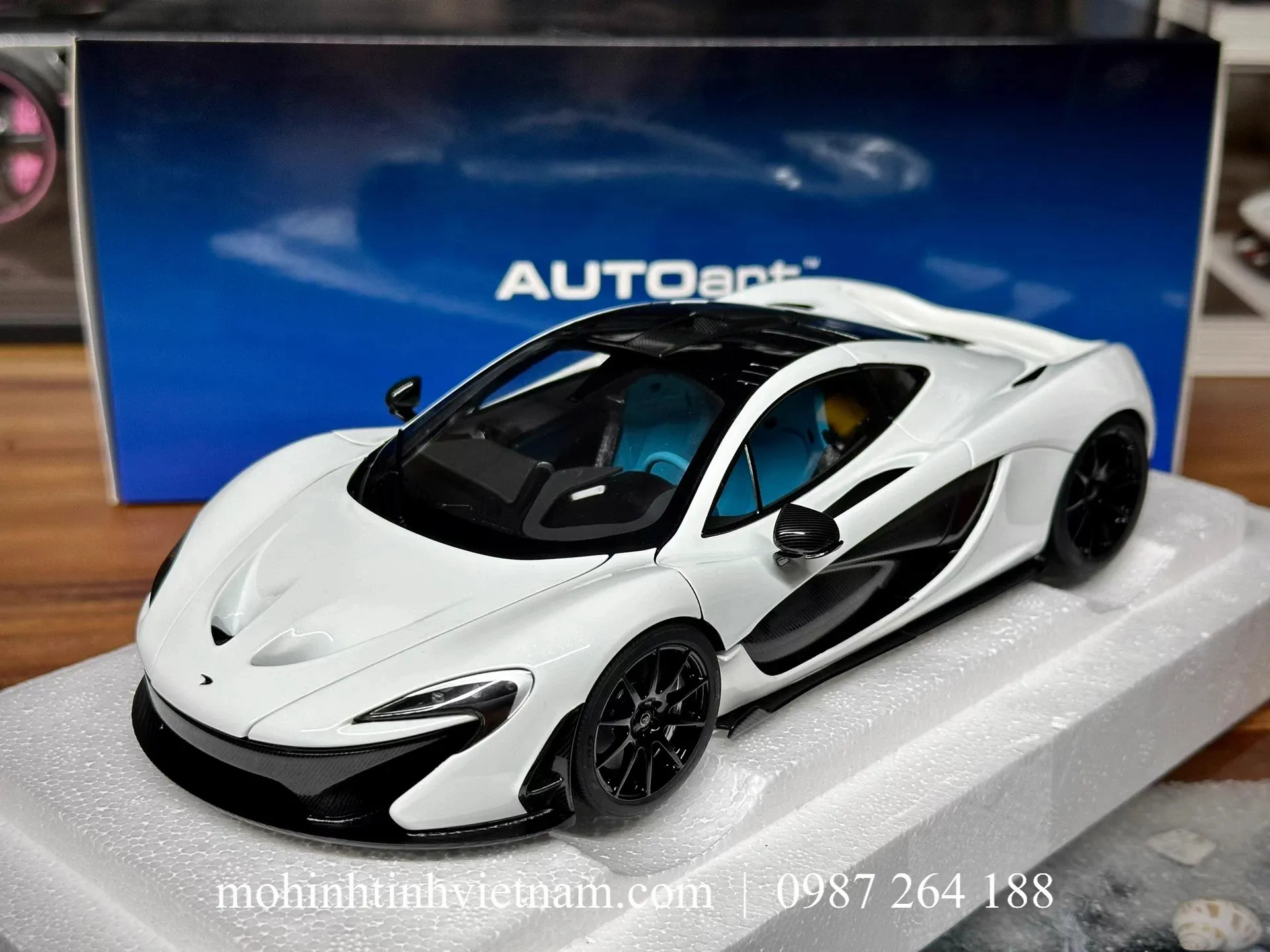 MÔ HÌNH Ô TÔ MCLAREN P1 (TRẮNG) 1:18 AUTOART