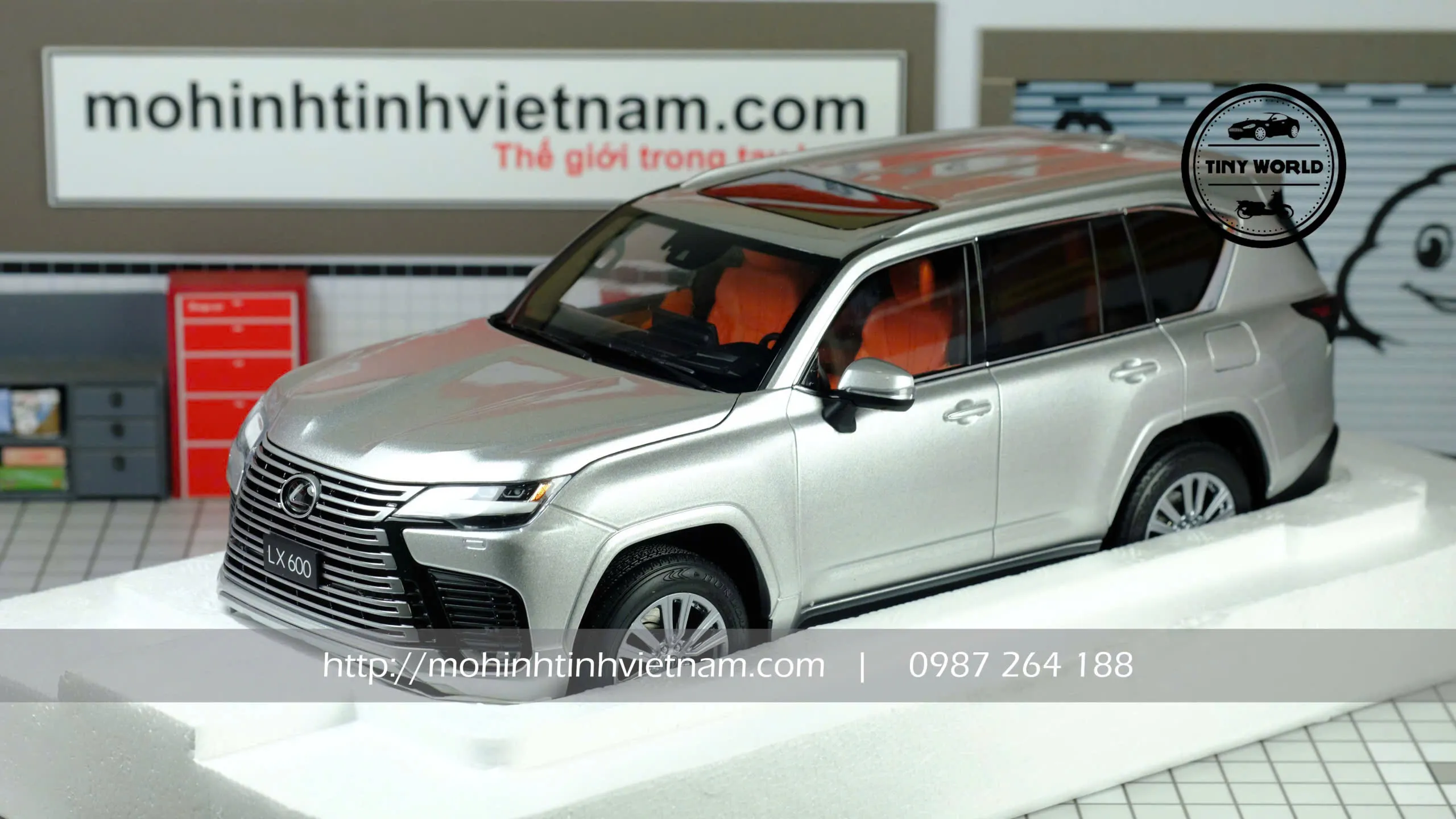 MÔ HÌNH Ô TÔ LEXUS LX600 (BẠC) 1:18 LCD