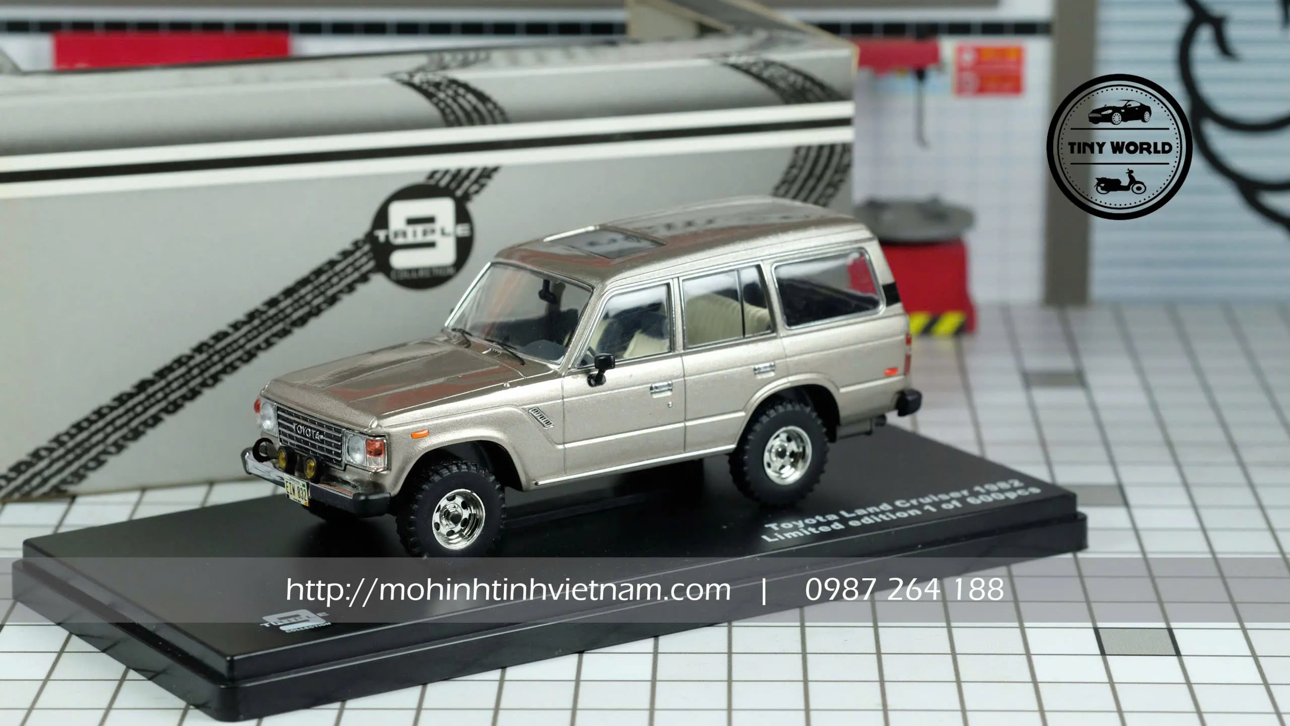 MÔ HÌNH Ô TÔ TOYOTA LAND CRUISER 1982 (BẠC) 1:43 TRIPLE 9
