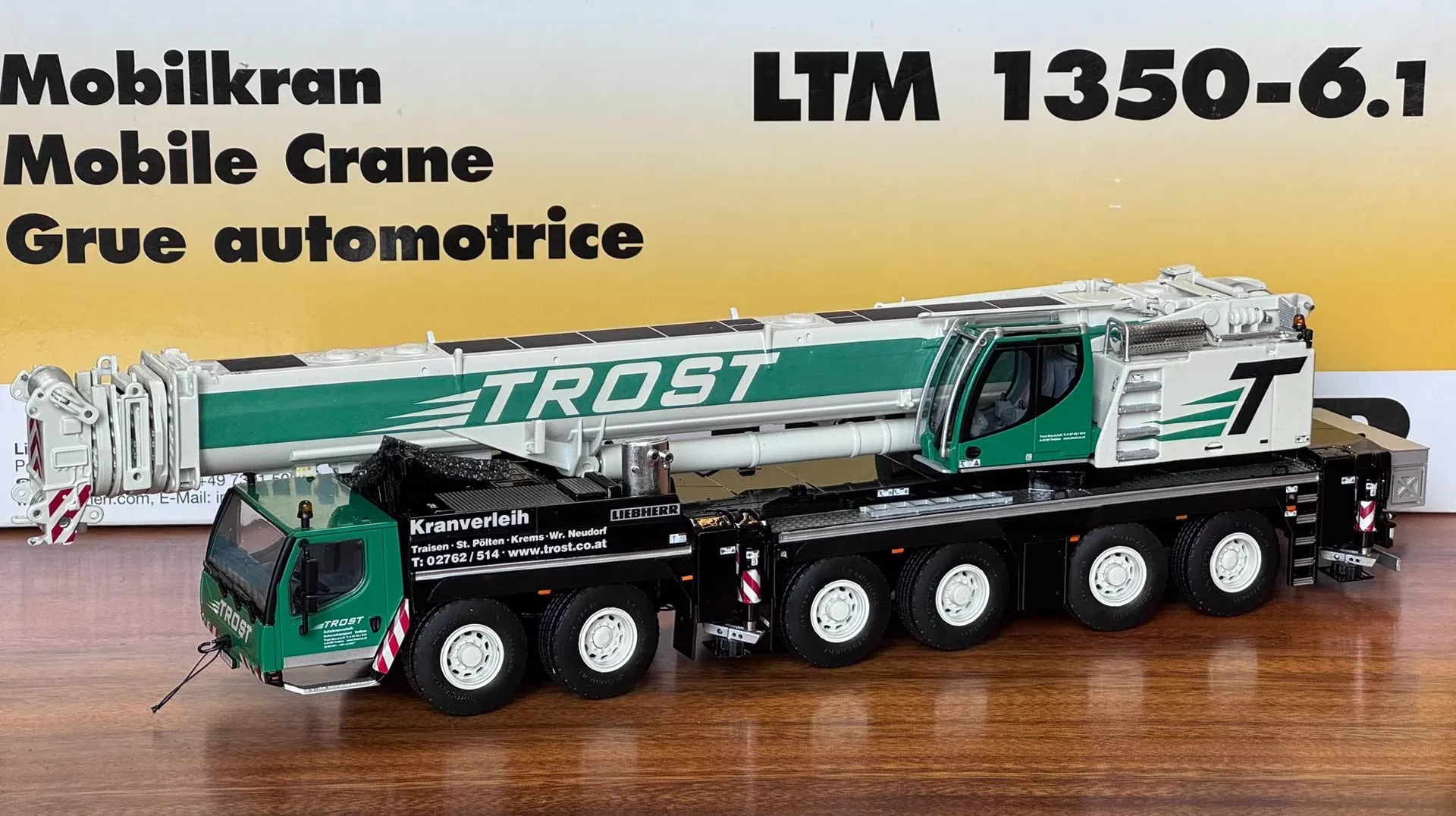 MÔ HÌNH XE CẨU LIEBHERR LTM1350-6.1 (XANH) 1:50 WSI