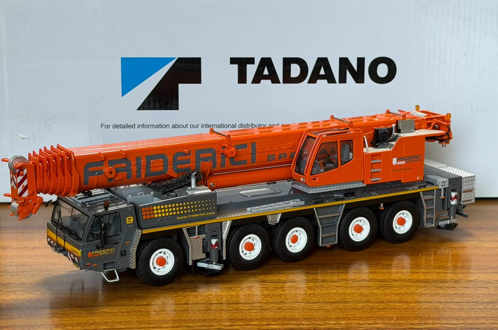 MÔ HÌNH XE CẨU TADANO ATF220G-5 (CAM) 1:50 WSI