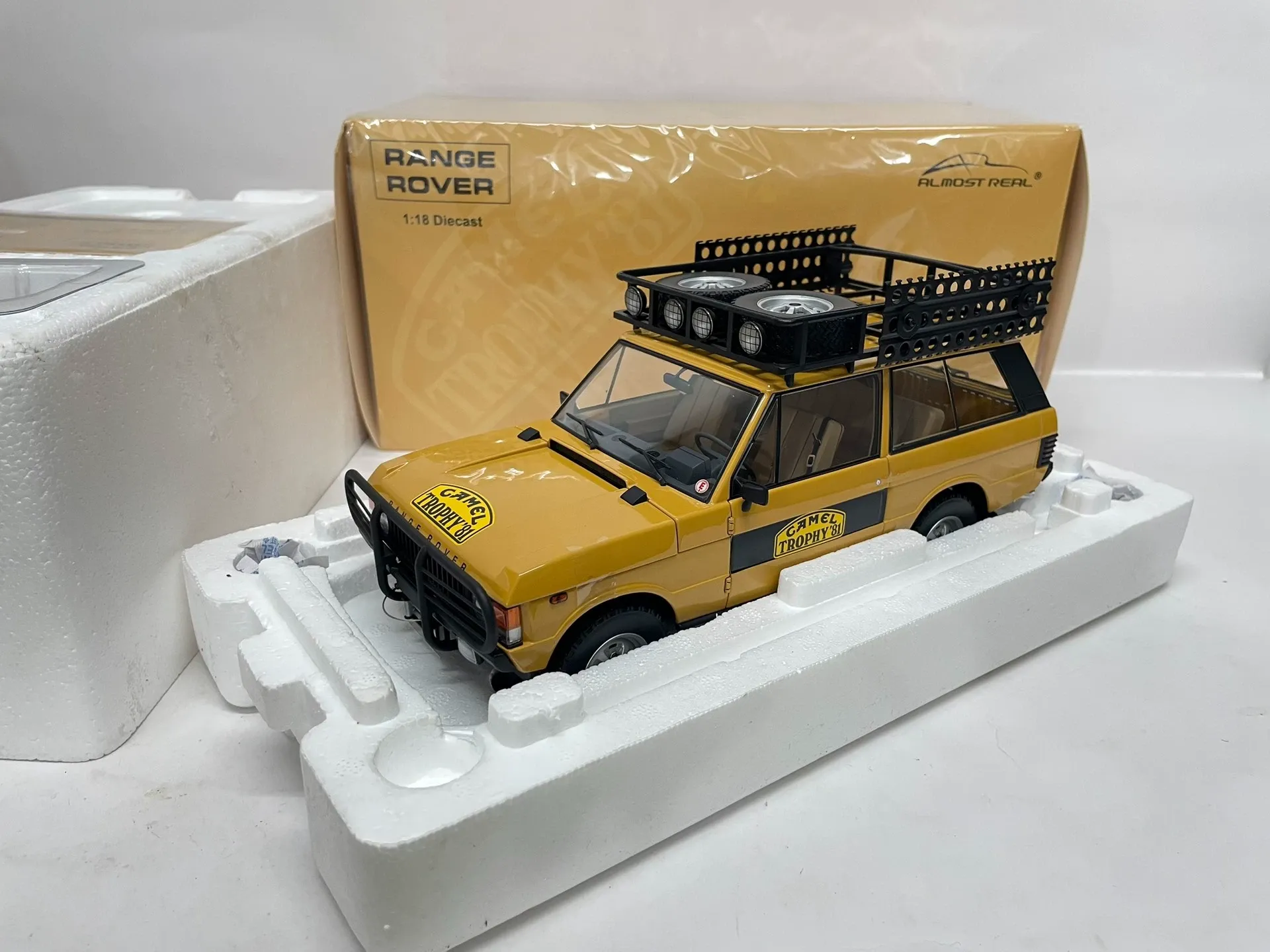 MÔ HÌNH Ô TÔ LAND ROVER RANGE ROVER "CAMEL TROPHY" SUMATRA 1981 (VÀNG) 1:18 ALMOST REAL